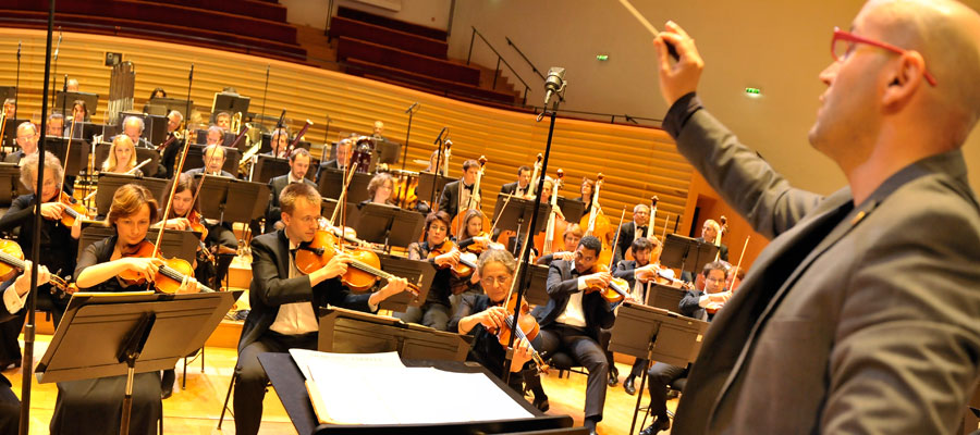 Enrique Mazzola et l\'orchestre_ credit Ted Paczula place de concert paris-musique classique-billet salle pleyel