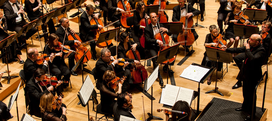 Enrique Mazzola et l\'orchestre_credit_ondif_Eric Garault intérieur salle pleyel