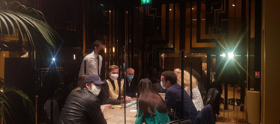 Table privée pour apprendre avec un croupier expérience insolite de poker