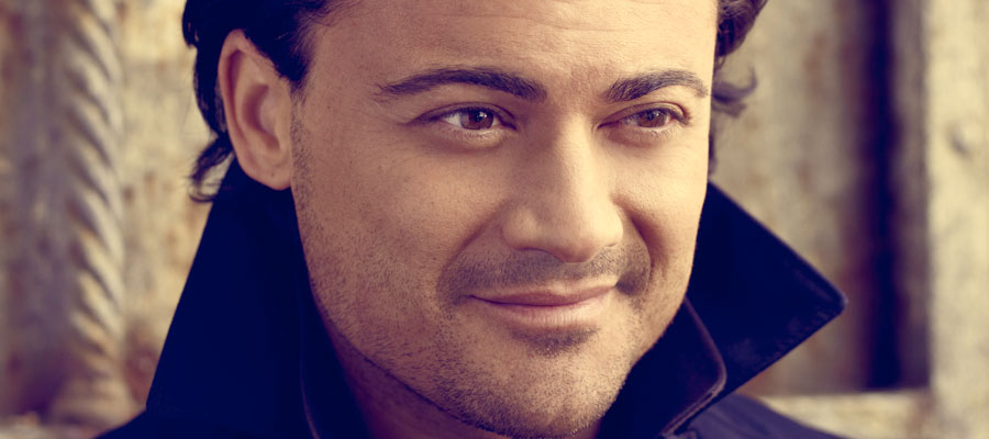 Vittorio Grigolo place au centre de la salle