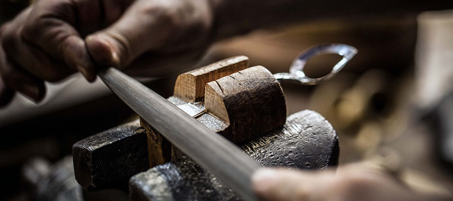Travail de l’orfèvre artisan orfèvre atelier