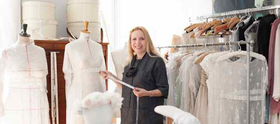 Fanny Liautard à son atelier the-paris-wedding-atelier photo the-paris-wedding-atelier la mode a paris avec un createur haute couture givenchy